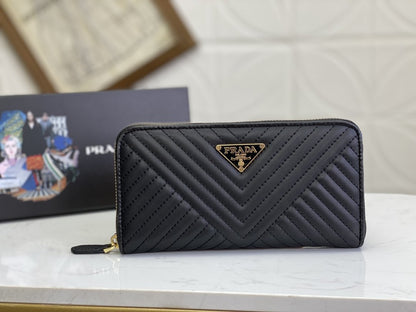 PRADA(プラダ) 財布19x12cm