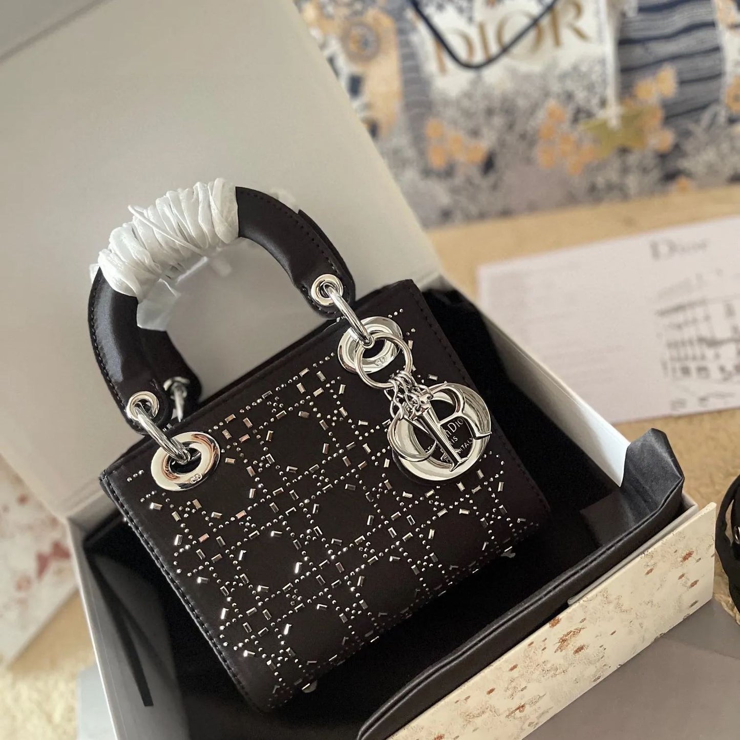 人気の新作 DIOR lady dior三格シルクダイヤモンド折りギフトボックススカーフをプレゼントします