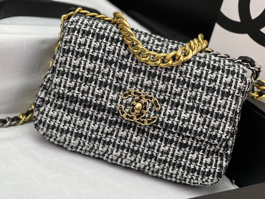 CHANEL 19 HANDBAG AS1161