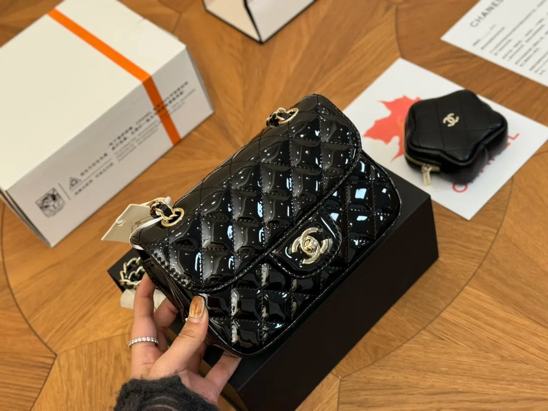 2024 CRUISE CHANEL ミニフラップバッグ＆スターコインケース付