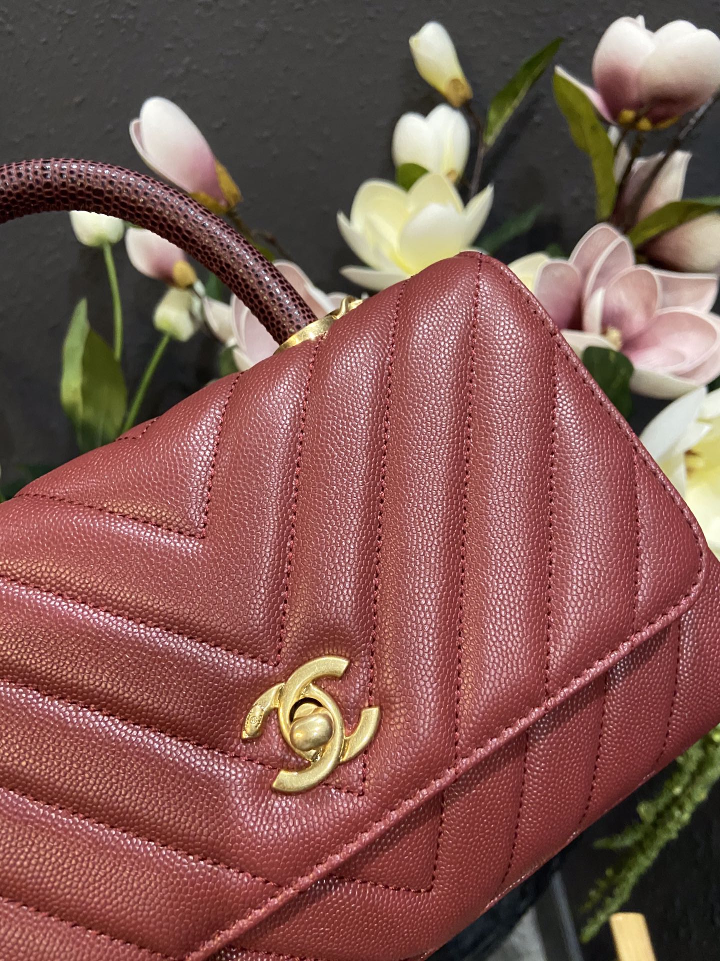 Chanel Cowhide handbag A92990