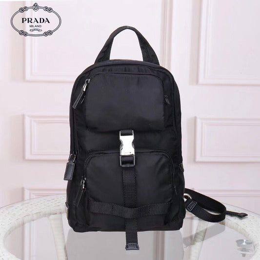 【PRADA 公式 旗艦店】プラダ 胸ポケット当日出荷 好評に付き再入荷！30*20*7CM