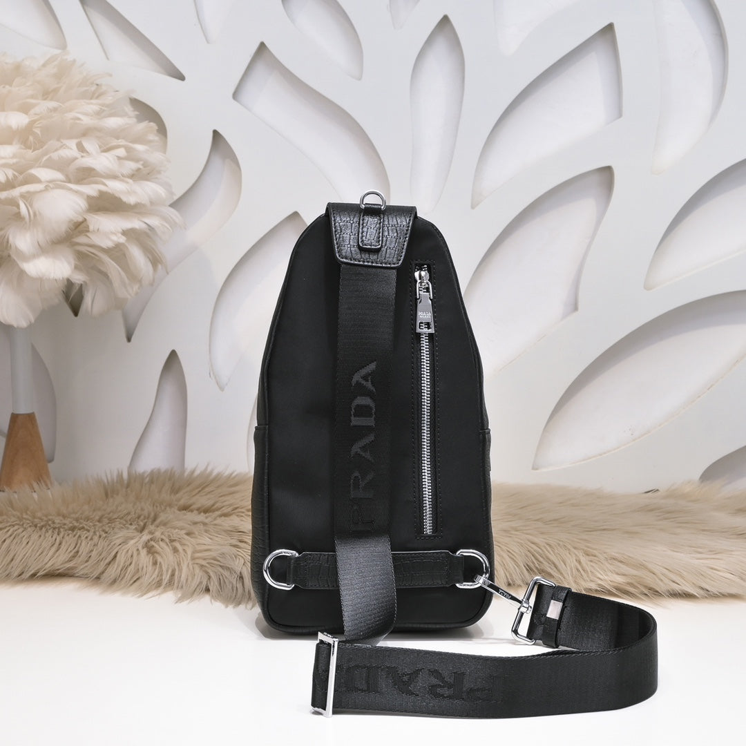 【 PRADA 公式旗艦店】プラダ 胸ポケット 当日出荷 好評に付き再入荷！27*18*7CM