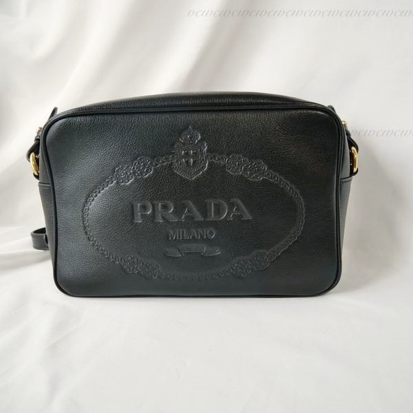PRADA【国内発/関税込】ロゴプレート ブラックショルダーバッグ