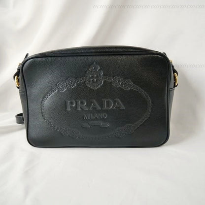 PRADA【国内発/関税込】ロゴプレート ブラックショルダーバッグ