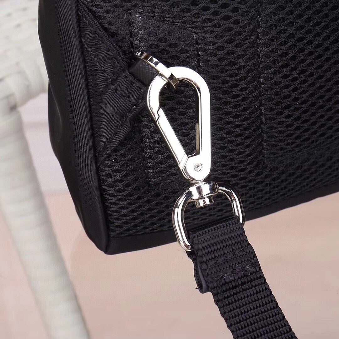 【PRADA 公式 旗艦店】プラダ 胸ポケット当日出荷 好評に付き再入荷！30*20*7CM