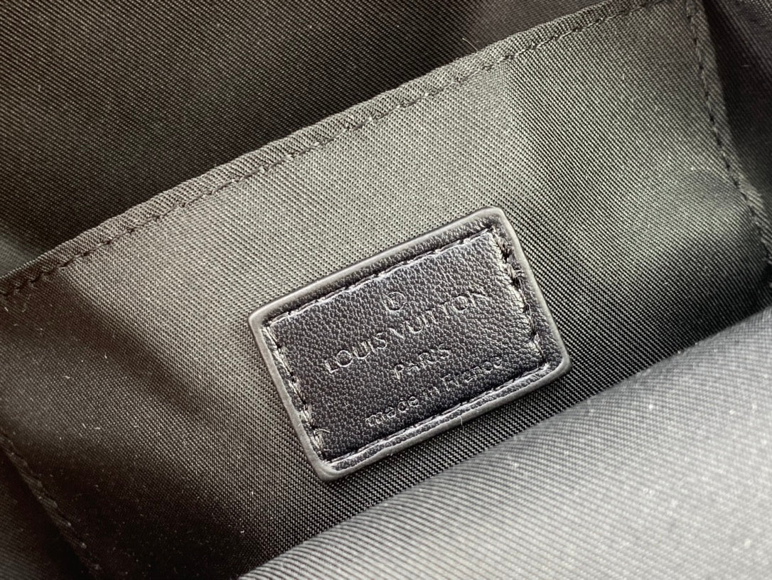 Louis Vuitton このパイロット ショルダー バッグは、クラシックなテイクオフ バックパックのデザインを参考にしています M23736 M23765