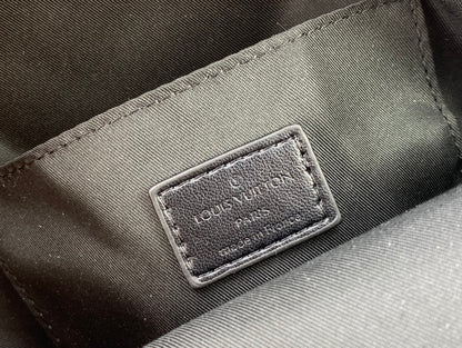 Louis Vuitton このパイロット ショルダー バッグは、クラシックなテイクオフ バックパックのデザインを参考にしています M23736 M23765