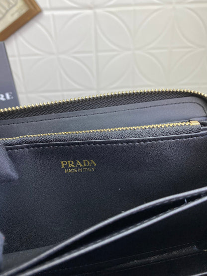 PRADA(プラダ) 財布19x12cm