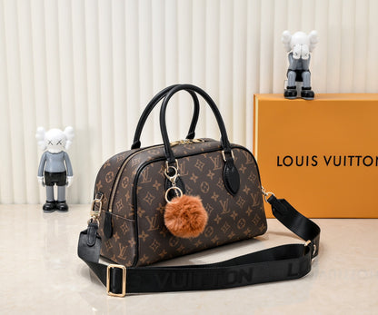 LouisVuitton モノグラムが鮮やかで牛革のオーストリッチ柄との組み合わせがおしゃれですよ～