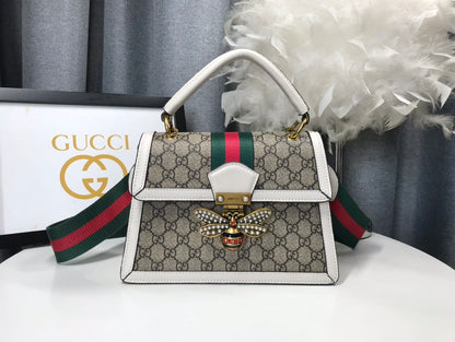 Gucci ホワイトビー フラップバッグ