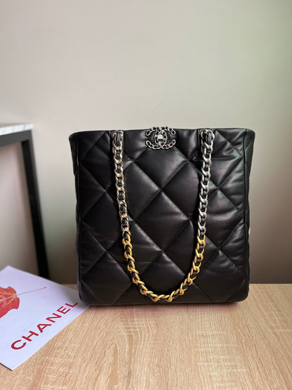 CHANEL 19 SHOPPING BAG 3519