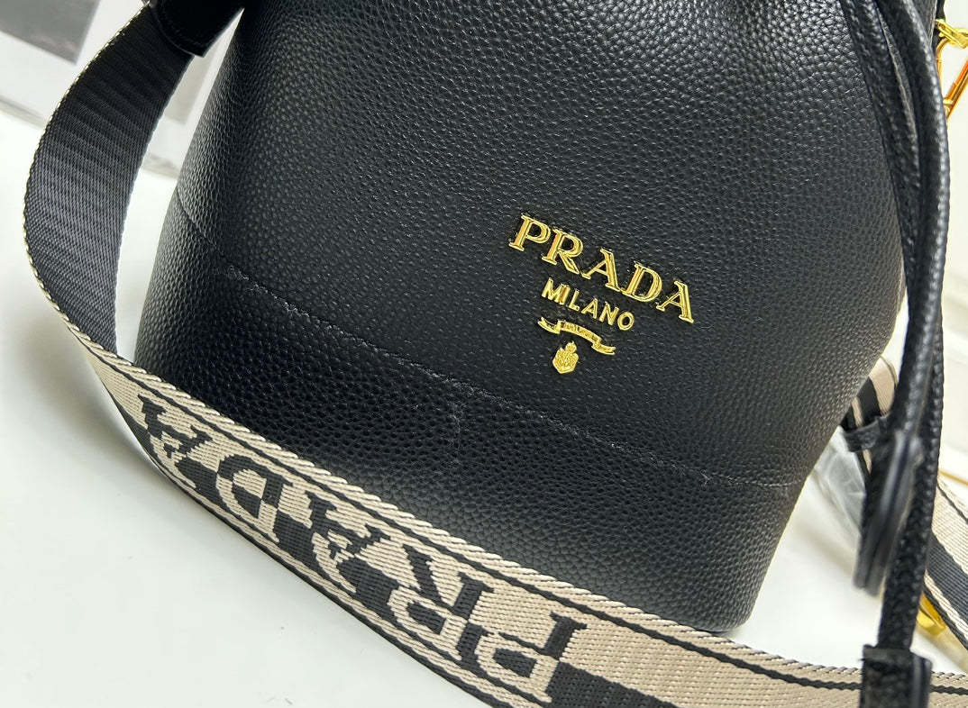 【PRADA 公式旗艦店】プラダ ハンドバッグ 当日出荷 好評に付き再入荷！21*25*15CM
