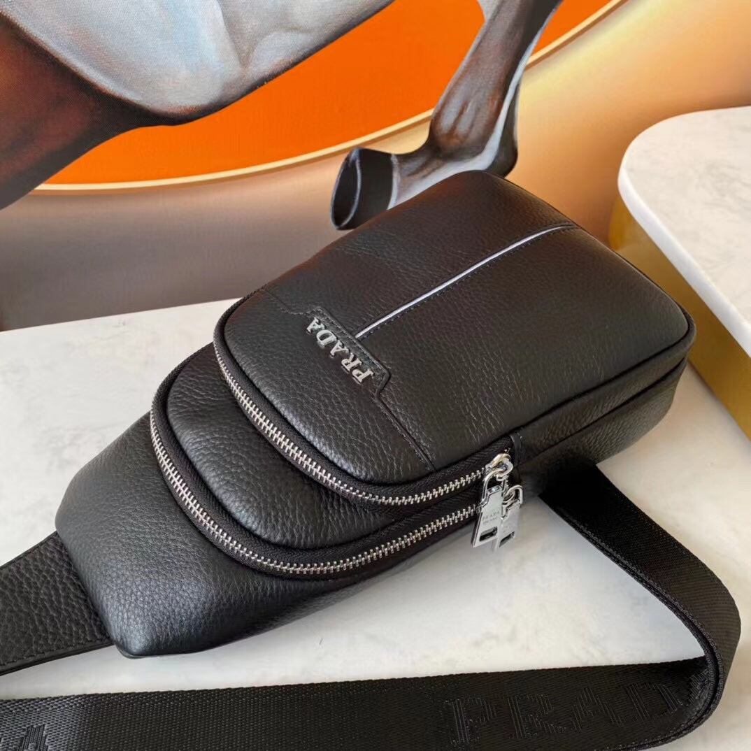 【PRADA 公式 旗艦店】プラダ 胸ポケット当日出荷 好評に付き再入荷！29*17*5.5CM