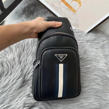 【PRADA 公式 旗艦店】プラダ 胸ポケット当日出荷 好評に付き再入荷！32*18*6CM