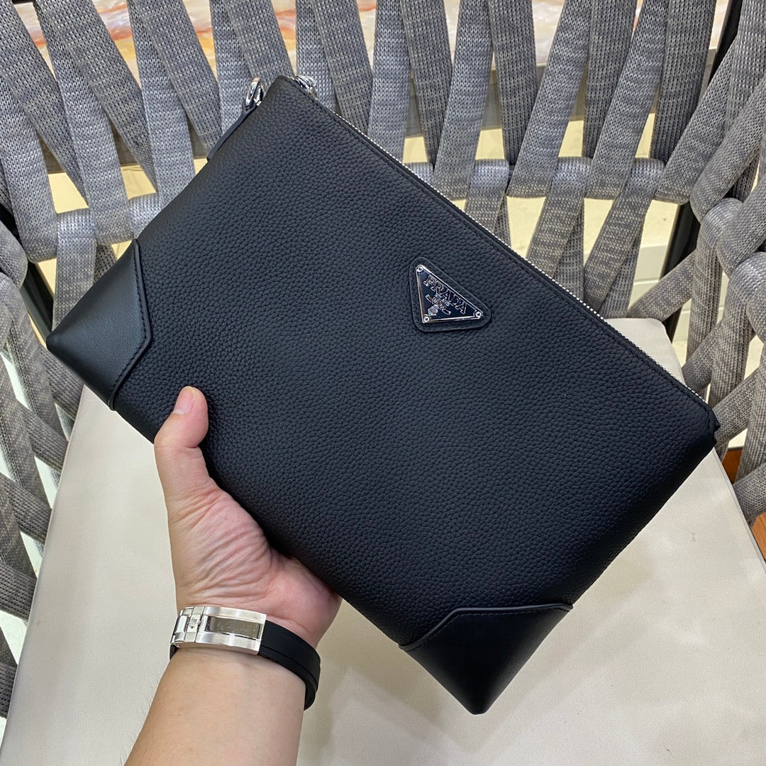 【PRADA 公式旗艦店】プラダ クラッチバッグ当日出荷 好評に付き再入荷！19*29*3CM