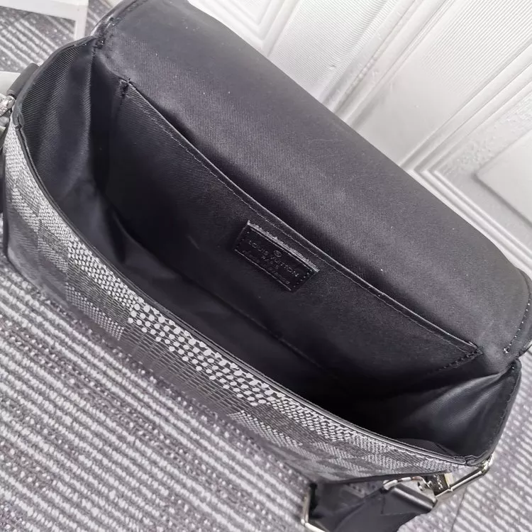LOUIS VUITTON ルイヴィトン メッセンジャーバッグ 23.5X14X5CM