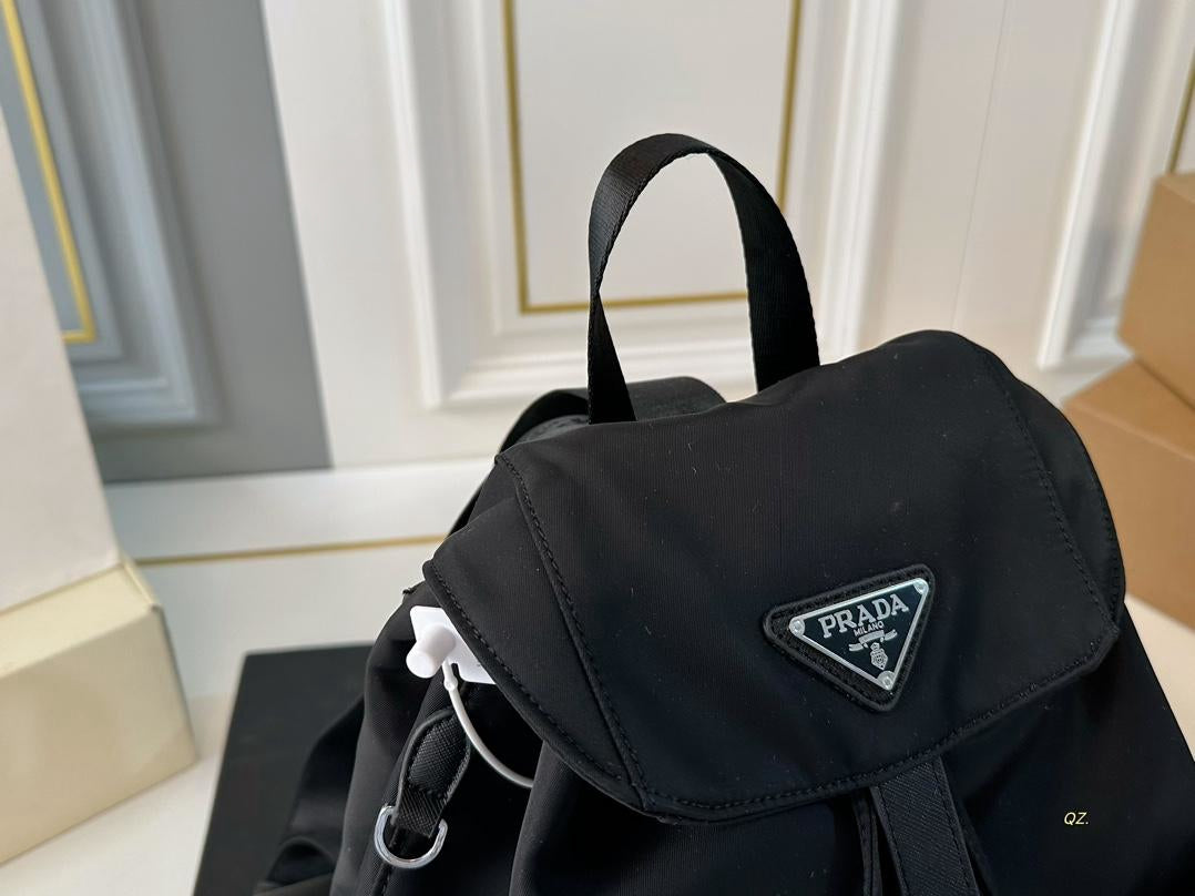 【PRADA 公式 旗艦店】プラダ リュックサック当日出荷 好評に付き再入荷！30*33CM 240719