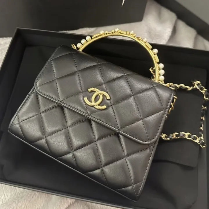 【ハンドルのロゴが可愛い♪】CHANEL チェーン クラッチ パール