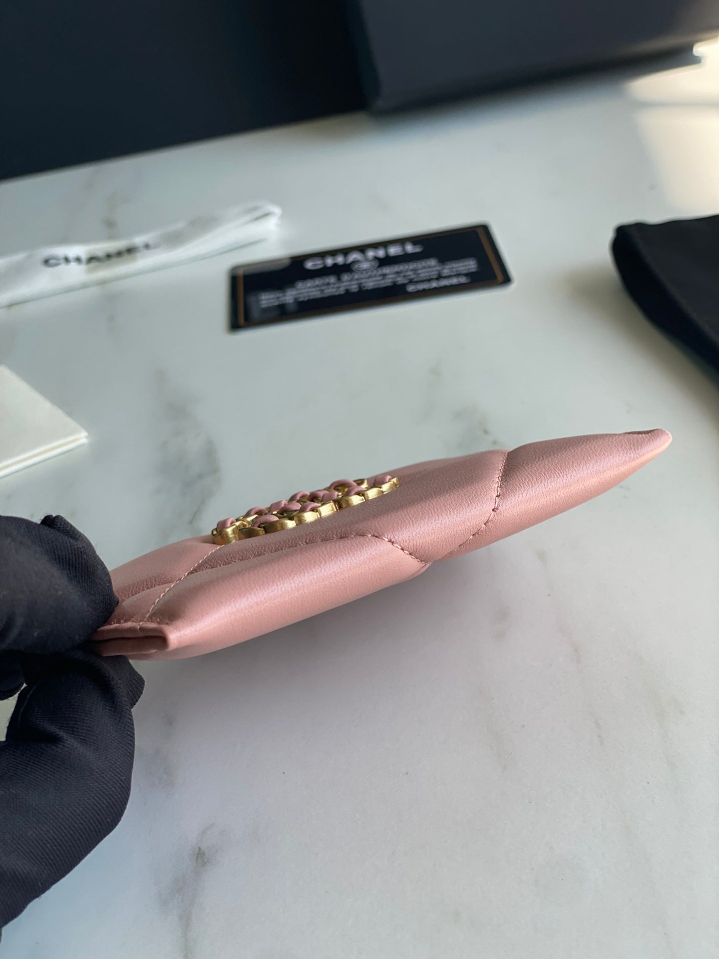 CHANEL 19 CARD HOLDER AP1167