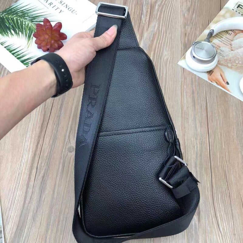 【PRADA 公式 旗艦店】プラダ 胸ポケット当日出荷 好評に付き再入荷！32*18*6CM