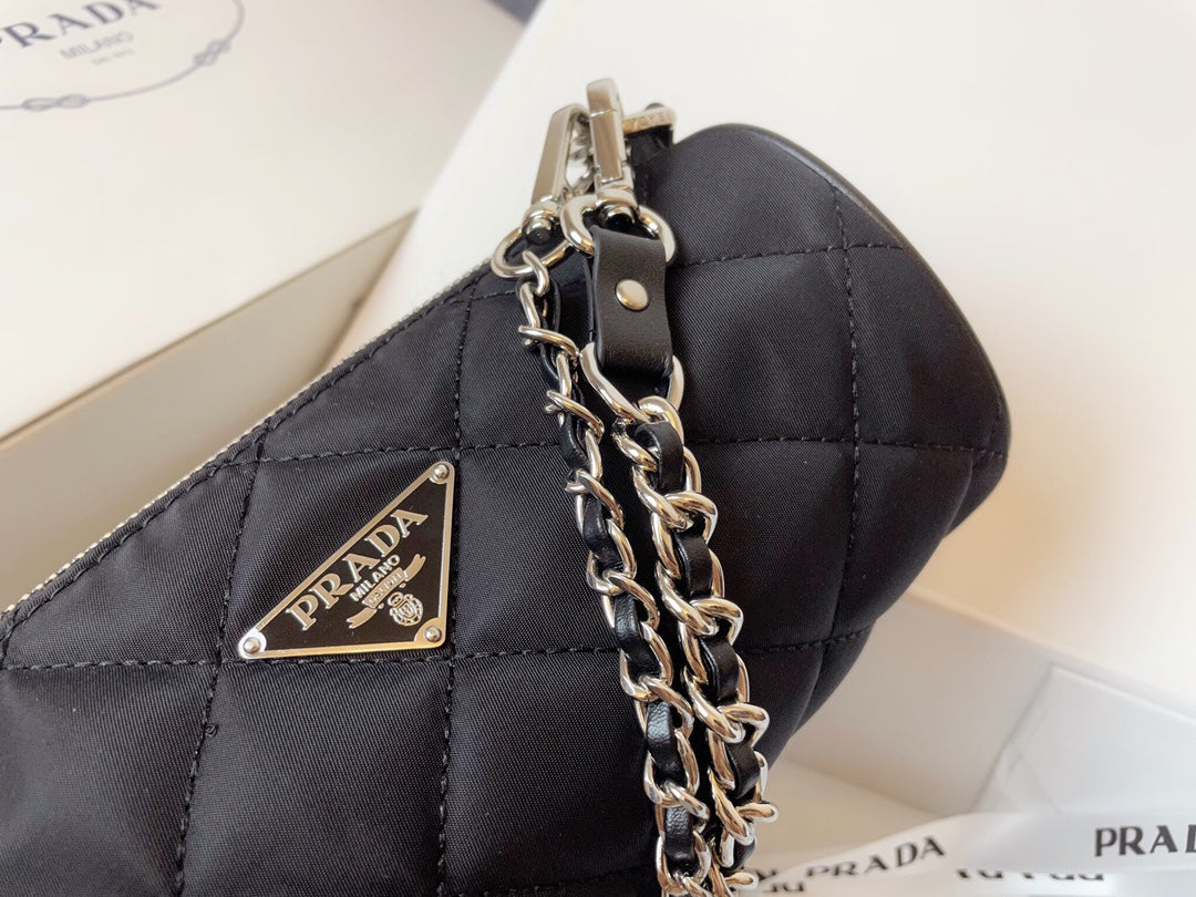 【PRADA 公式旗艦店】プラダ 斜めがけバッグ 当日出荷 好評に付き再入荷！21*11CM