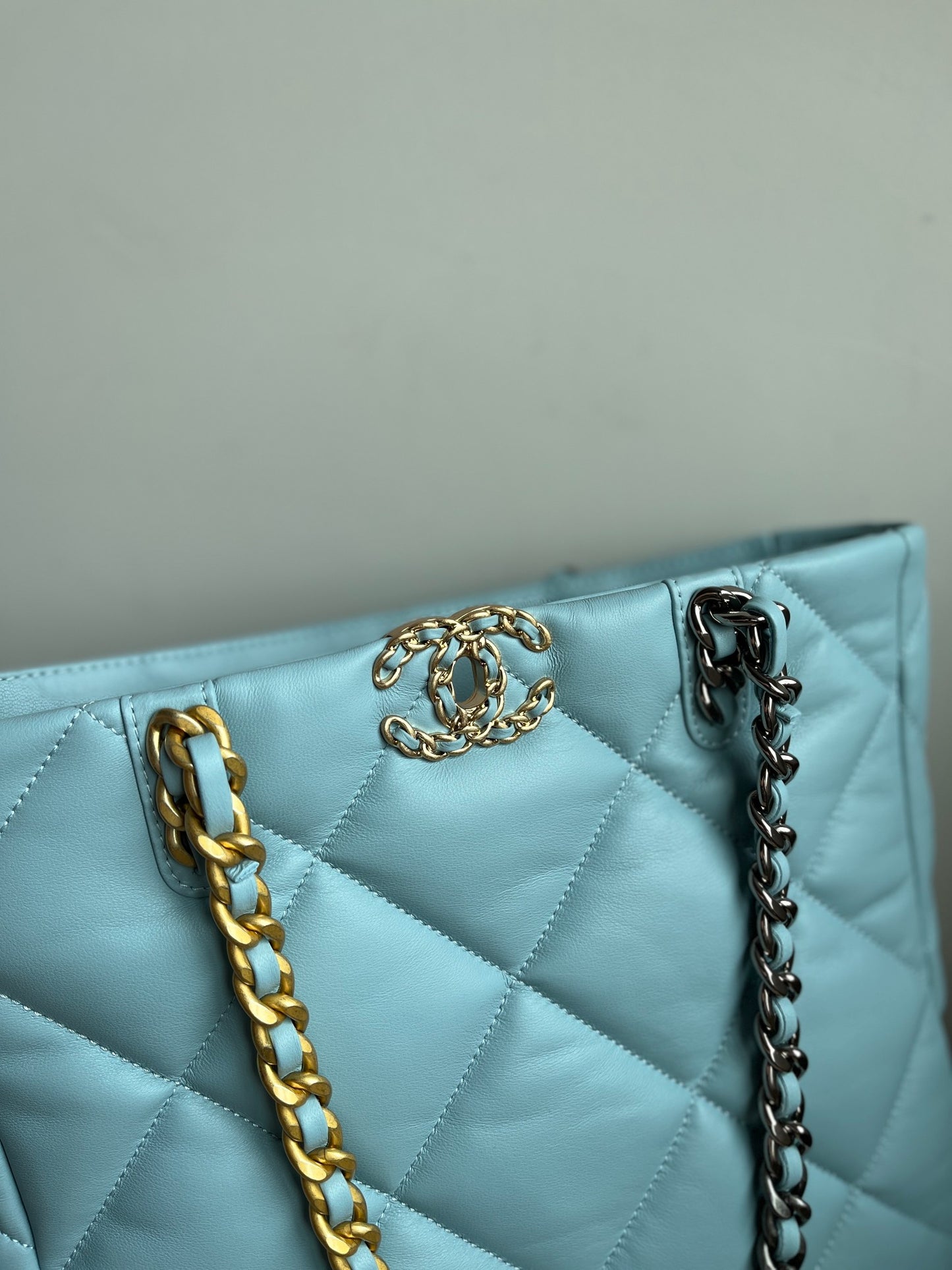 CHANEL 19 SHOPPING BAG 3519