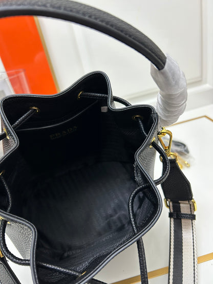 【PRADA 公式旗艦店】プラダ ハンドバッグ 当日出荷 好評に付き再入荷！21*25*15CM