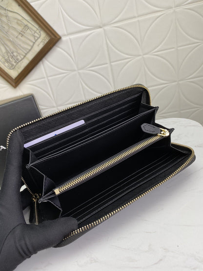 PRADA(プラダ) 財布19x12cm