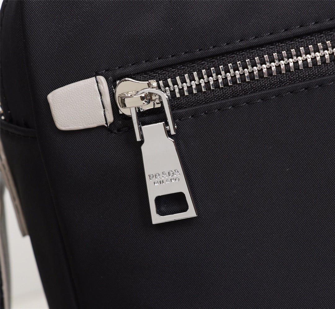 【PRADA 公式旗艦店】プラダ ショルダーバッグ 当日出荷 好評に付き再入荷！31*21*7CM