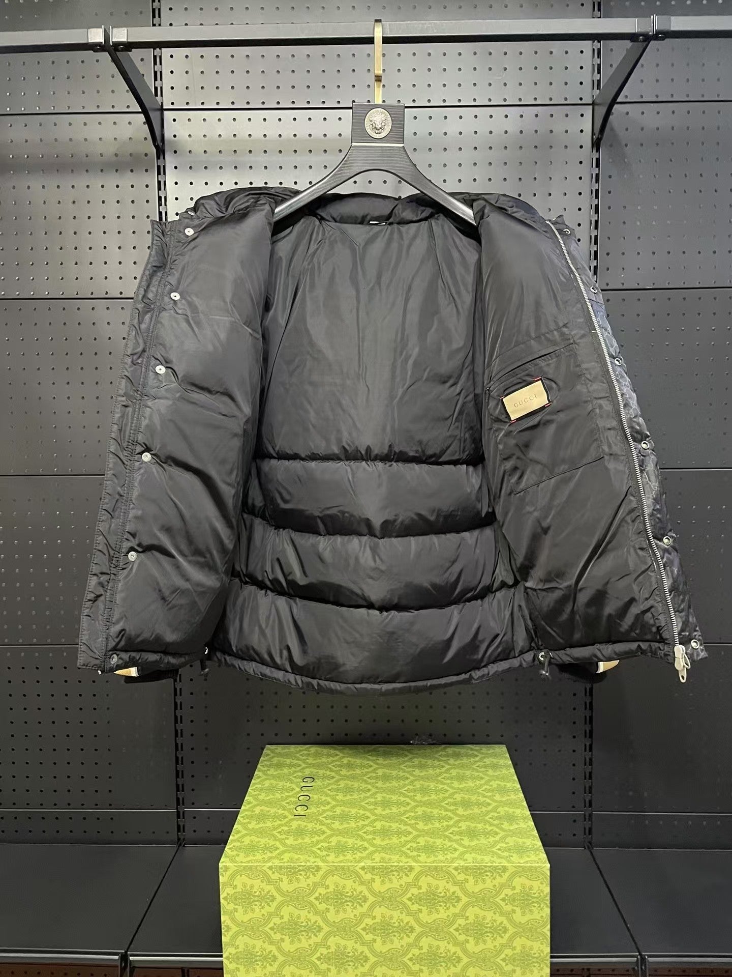 【Gucci公式 旗艦店】（グッチ）ダウンジャケット、ご好評に付き再入荷！