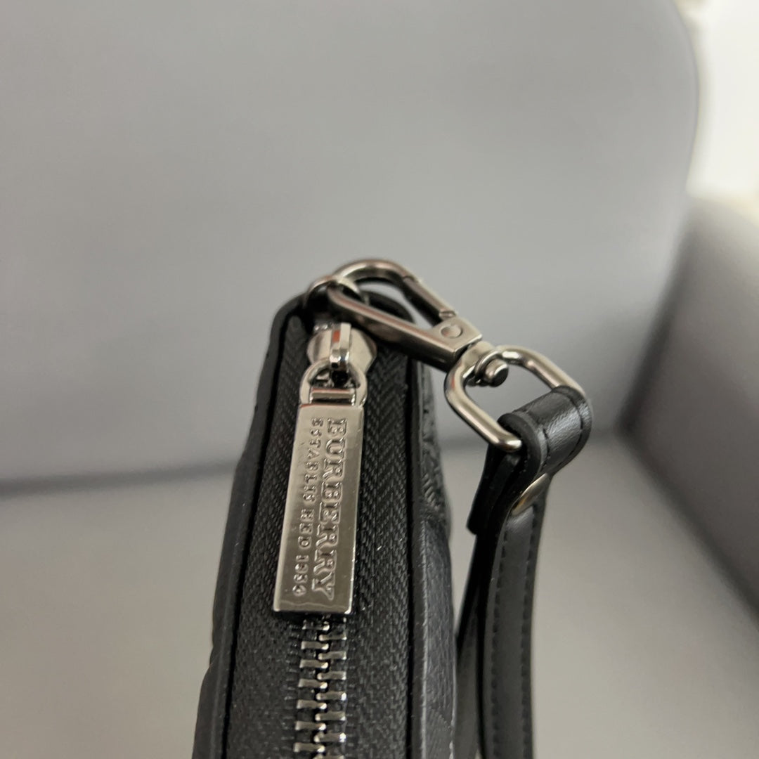 【BURBERRY 公式 旗艦店】 バーバリー クラッチバッグ 当日出荷 好評に付き再入荷！21*11CM