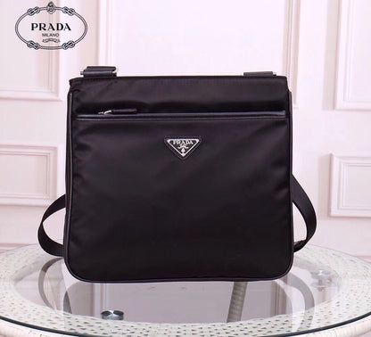 【PRADA 公式 旗艦店】プラダ 斜めがけバッグ 当日出荷 好評に付き再入荷！30*26*6CM