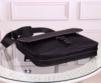 【PRADA 公式 旗艦店】プラダ 斜めがけバッグ 当日出荷 好評に付き再入荷！30*26*6CM