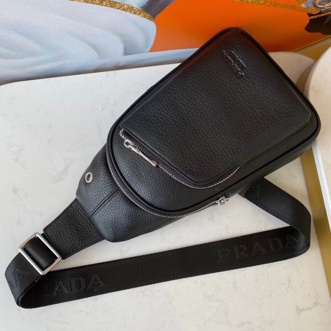 【PRADA 公式 旗艦店】プラダ 胸ポケット当日出荷 好評に付き再入荷！29*20*5CM