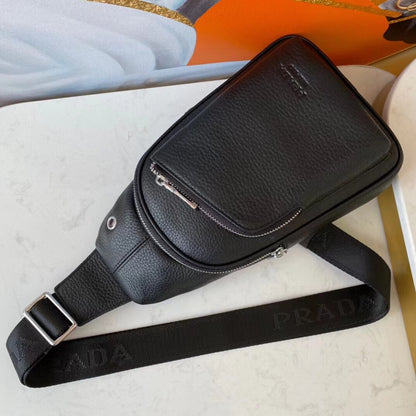 【PRADA 公式 旗艦店】プラダ 胸ポケット当日出荷 好評に付き再入荷！29*20*5CM