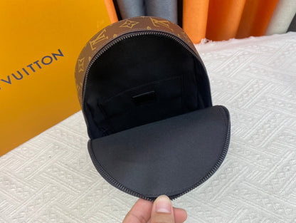 Louis Vuitton このパイロット ショルダー バッグは、クラシックなテイクオフ バックパックのデザインを参考にしています M23736 M23765