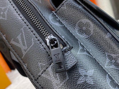 Louis Vuitton このパイロット ショルダー バッグは、クラシックなテイクオフ バックパックのデザインを参考にしています M23736 M23765