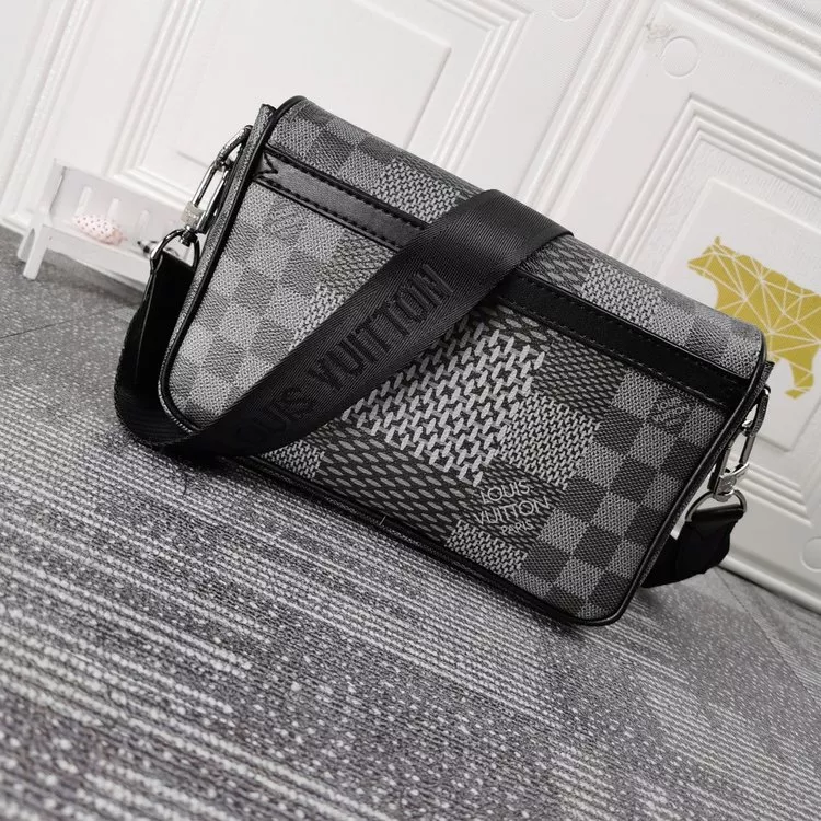 LOUIS VUITTON ルイヴィトン メッセンジャーバッグ 23.5X14X5CM
