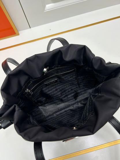 【PRADA 公式旗艦店】プラダ ハンドバッグ 当日出荷 好評に付き再入荷！28*22*8CM