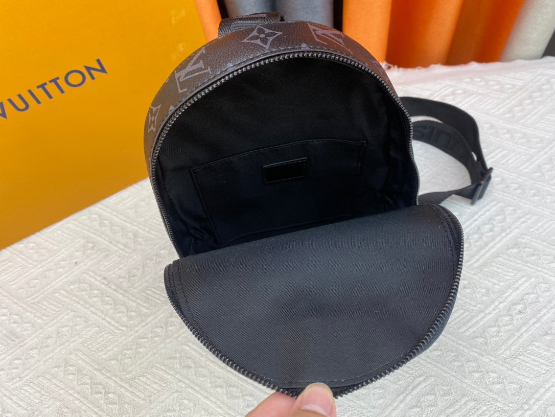 Louis Vuitton このパイロット ショルダー バッグは、クラシックなテイクオフ バックパックのデザインを参考にしています M23736 M23765