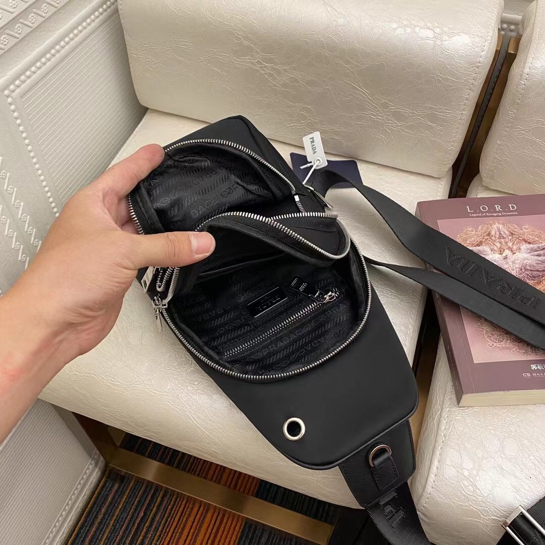 【PRADA 公式 旗艦店】プラダ 胸ポケット当日出荷 好評に付き再入荷！29*17*6.5CM