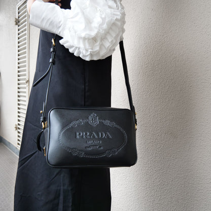 PRADA【国内発/関税込】ロゴプレート ブラックショルダーバッグ
