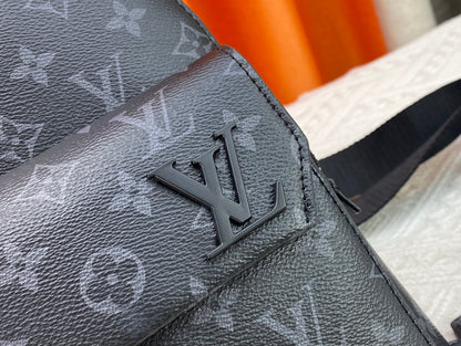 Louis Vuitton このパイロット ショルダー バッグは、クラシックなテイクオフ バックパックのデザインを参考にしています M23736 M23765