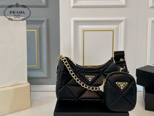 【PRADA 公式 旗艦店】プラダ 斜めがけバッグ 当日出荷 好評に付き再入荷！26*13CM 240719
