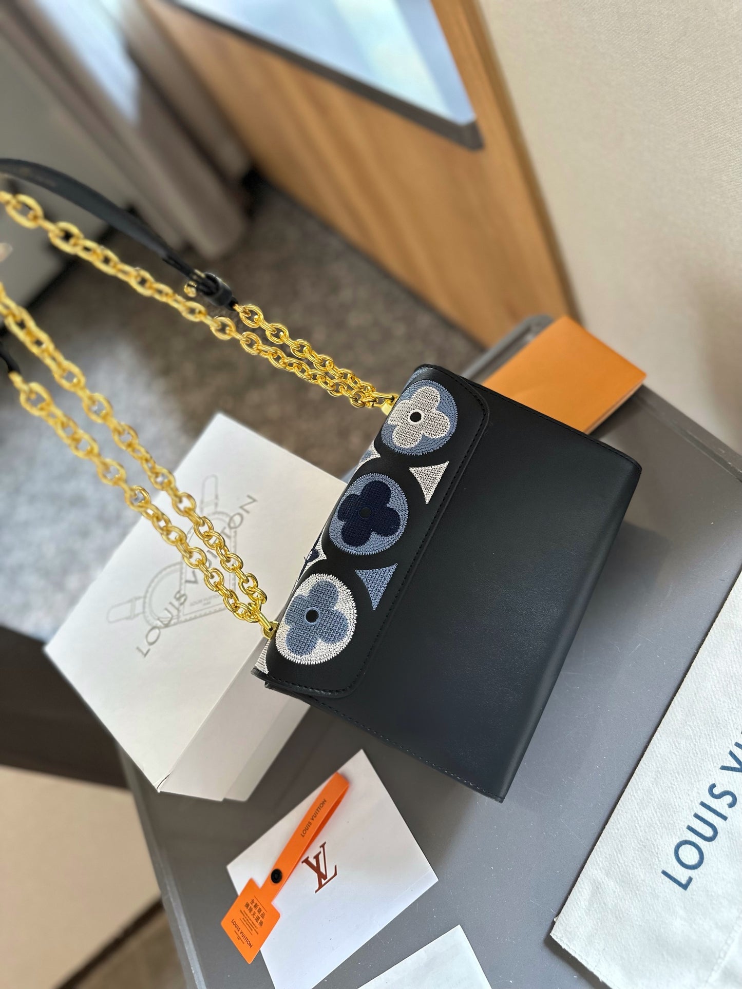 Louis Vuitton◇ネオクラシカルなツイストミディアムバッグの登場です