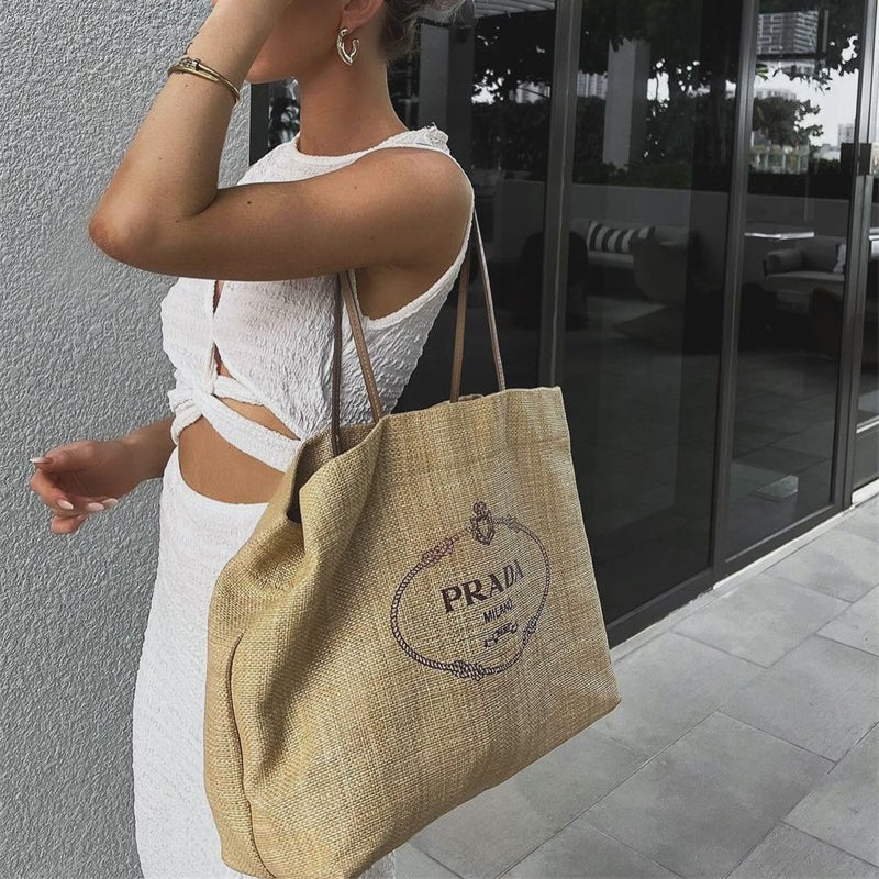 ラフィアとレザー仕上げのプラダ ギフトバッグ