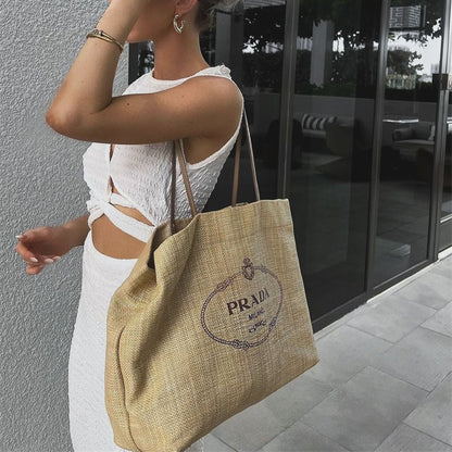 ラフィアとレザー仕上げのプラダ ギフトバッグ