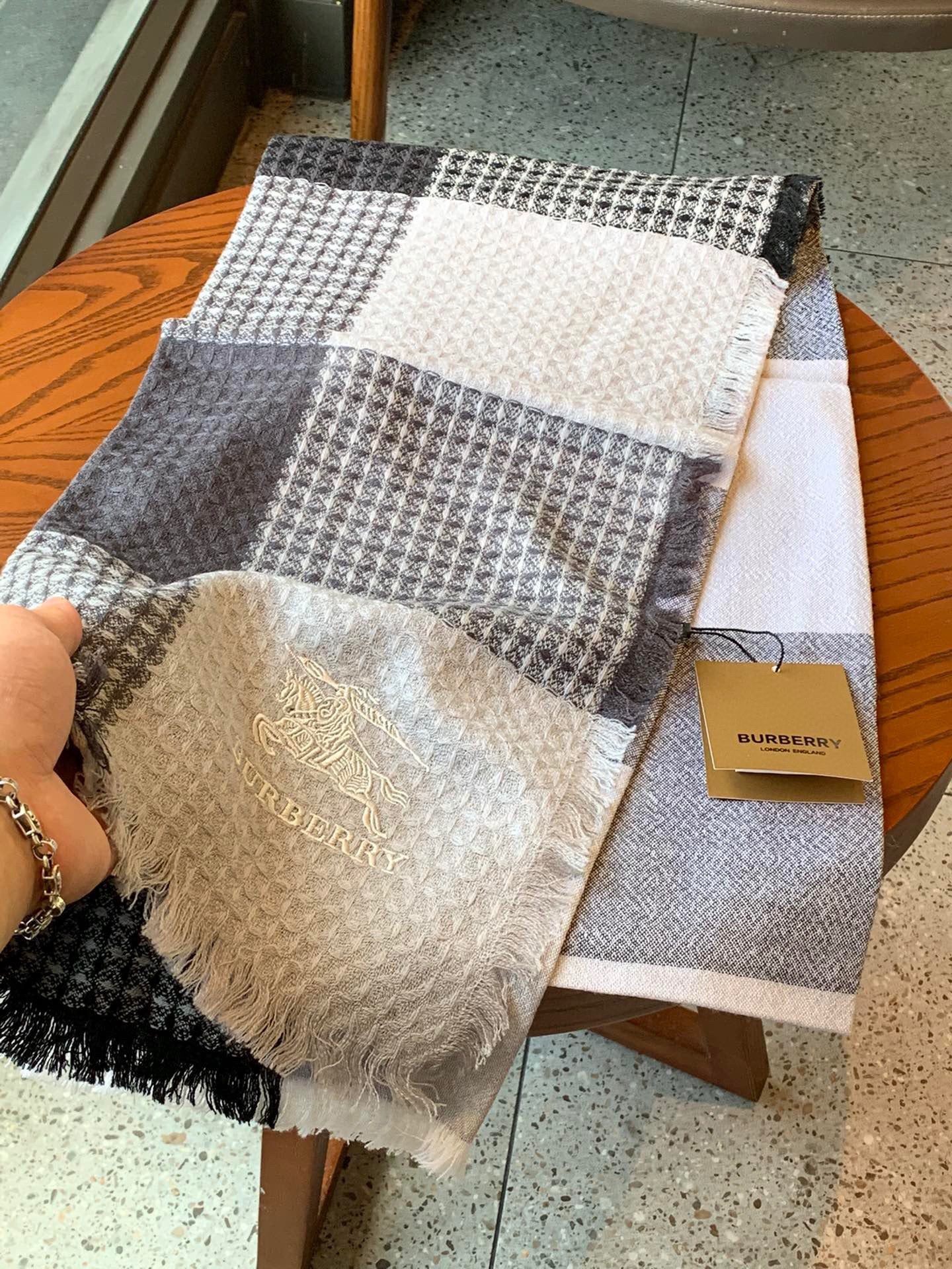 【BURBERRY バーバリー】スカーフ210*80CM 241108