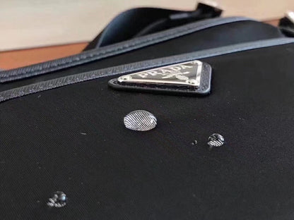 【PRADA 公式 旗艦店】プラダ 斜めがけバッグ 当日出荷 好評に付き再入荷！27*25.5*6CM